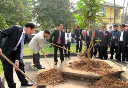 Nh&acirc;n dịp n&agrave;y, c&aacute;c đại biểu đ&atilde; tham gia trồng c&acirc;y lưu niệm tại Bệnh viện Đa khoa Trung ương Th&aacute;i Nguy&ecirc;n.