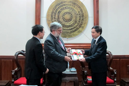 Tham tán Đại sứ quán Hoa Kỳ làm việc tại Thái Nguyên