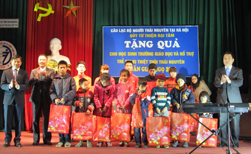 Tặng quà Tết cho người nghèo, hoàn cảnh khó khăn