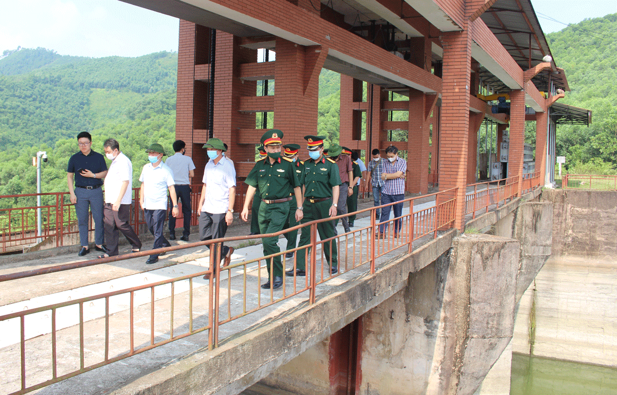 Giữ an toàn cho công trình đại thủy nông đón lũ
