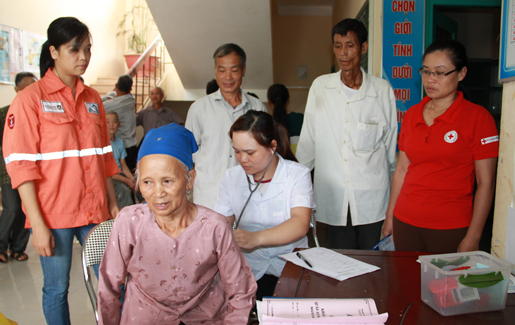 Khám sức khỏe và cấp thuốc miễn phí cho các đối tượng chính sách