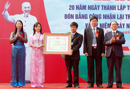 Đón nhận bằng công nhận trường đạt chuẩn quốc gia