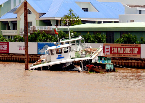 Phà chở 60 khách bị đâm chìm trên sông Hậu