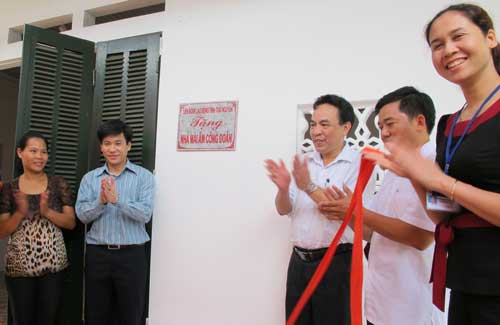 Bàn giao nhà Mái ấm công đoàn, nhà văn hóa xóm