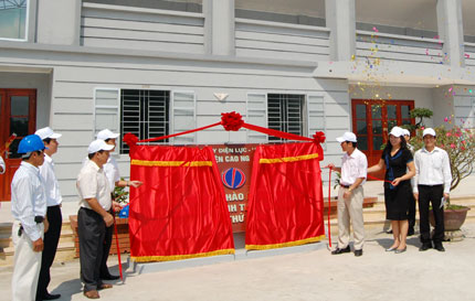 Gắn biển công trình chào mừng Đại hội Đảng bộ tỉnh