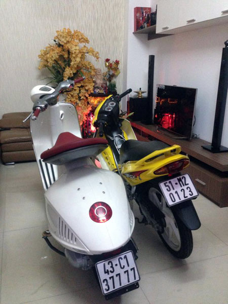 Chiếc Vespa 946 m&agrave;u trắng gắn biển Đ&agrave; Nẵng.