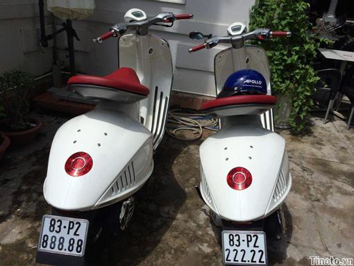 Cặp đ&ocirc;i Vespa 946 m&agrave;u trắng c&ugrave;ng gắn biển ngũ qu&yacute; của tỉnh S&oacute;c Trăng.