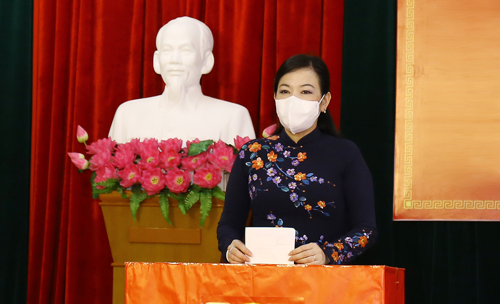 Đồng chí Nguyễn Thanh Hải, Ủy viên Trung ương Đảng, Bí thư Tỉnh ủy, Trưởng Đoàn đại biểu Quốc hội tỉnh, Trưởng Ban Chỉ đạo Bầu cử tỉnh, bỏ phiếu tại khu vực bỏ phiếu số 4, phường Trưng Vương, T.P Thái Nguyên.