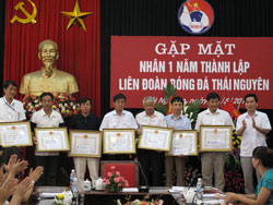 Tặng bằng khen 10 tập thể có thành tích trong phát triển bóng đá