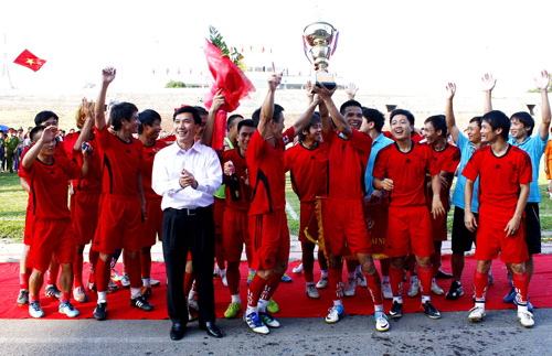 Đội Phổ Yên giành chức vô địch Giải Bóng đá tranh Cúp Nhiệt điện An Khánh lần thứ II