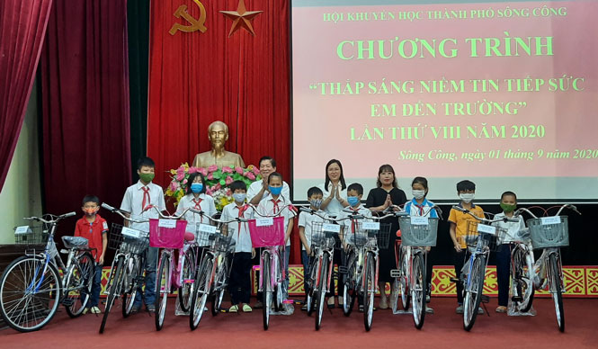 Tiếp sức học sinh tới trường