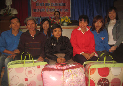 Tặng chăn ấm cho người khuyết tật nghèo