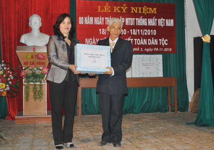 Đồng ch&iacute; Ma Thị Nguyệt trao qu&agrave; tặng TDP 3, phường Hương Sơn