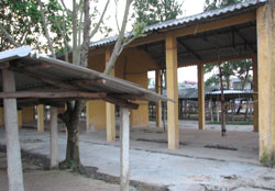 Chợ …  không có người họp