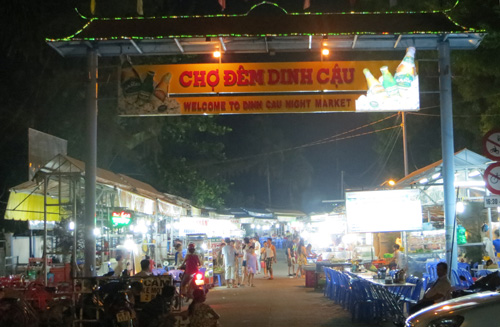 Chợ đêm trên đảo Ngọc