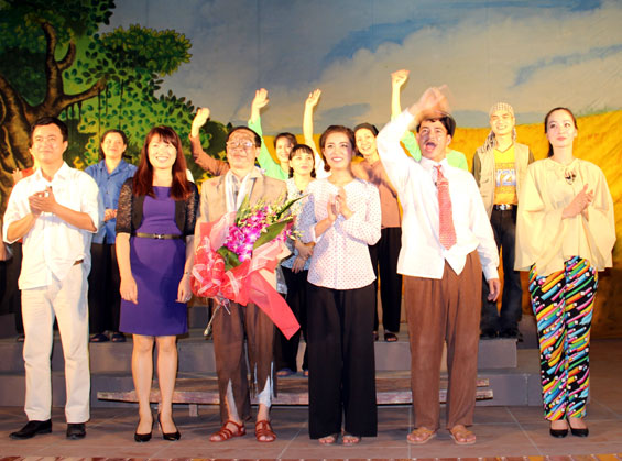 Công diễn vở kịch “Bệnh sĩ”