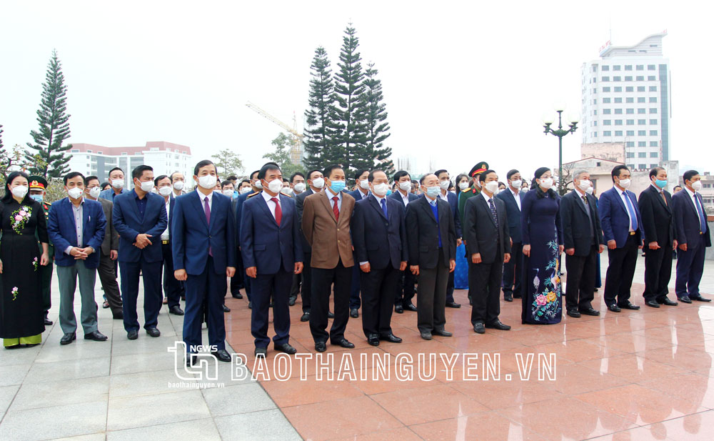 Các đồng chí lãnh đạo tỉnh dâng hương tưởng nhớ Chủ tịch Hồ Chí Minh và các Anh hùng liệt sĩ