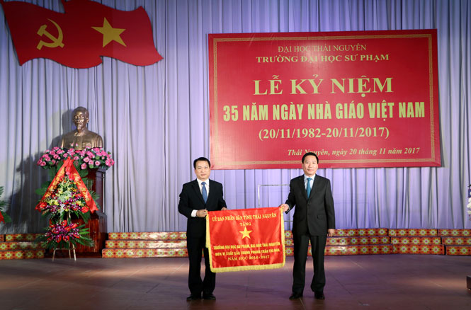 Các đồng chí lãnh đạo tỉnh chúc mừng nhân Ngày Nhà giáo Việt Nam