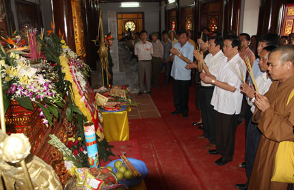 Dâng hương tưởng nhớ các Anh hùng liệt sĩ