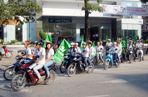 Gần 100 sinh viên tham gia diễu hành Ngày hội “Tôi là sinh viên 2013”.