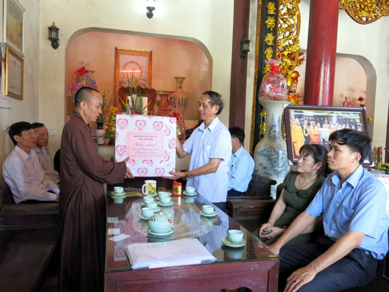 Thăm, tặng quà nhân dịp Lễ Phật đản
