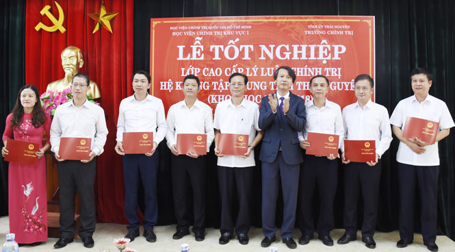 100% học viên đủ điều kiện cấp Bằng tốt nghiệp cao cấp lý luận chính trị 