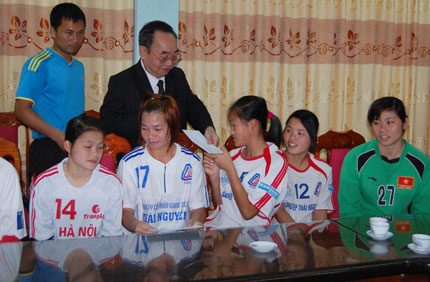 Gặp mặt, động viên đội bóng đá nữ Gang thép Thái Nguyên