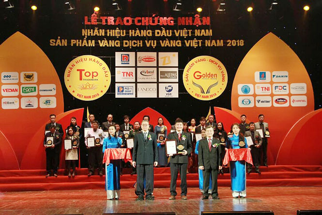 Đại diện lãnh đạo Masan Resources  nhận giải thưởng Top 50 nhãn hiệu hàng đầu Việt Nam.