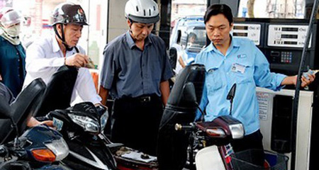 Xăng giảm kỷ lục hơn 2.000 đồng/lít