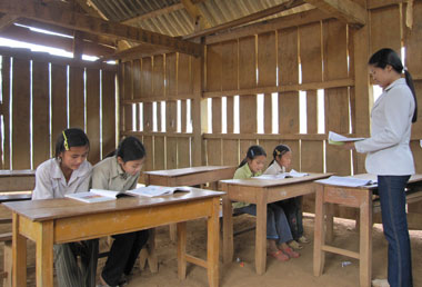 Gieo chữ trên bản Mông