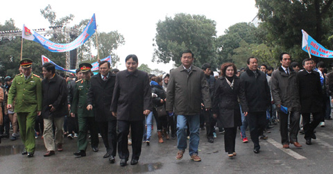 Đi bộ hưởng ứng năm An toàn giao thông năm 2013.