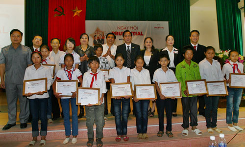 Prudential Việt Nam: Trao học bổng cho học sinh nghèo vượt khó