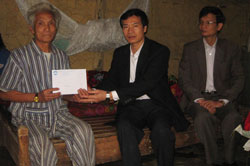 Trên 200 triệu đồng hỗ trợ các gia đình bị thiệt hại do mưa lốc