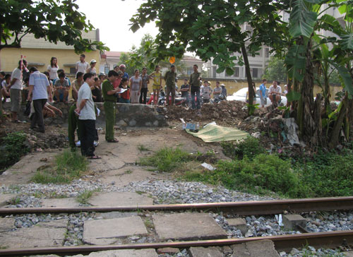 Mất mạng do “hóng mát” trên đường tàu