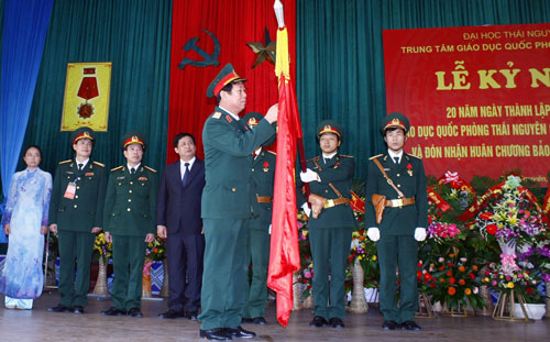 Trung tâm Giáo dục Quốc phòng đón nhận Huân chương Bảo vệ Tổ quốc hạng Nhì