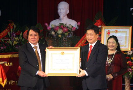 Đón nhận Huân chương Lao động hạng Nhất