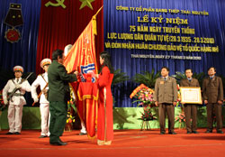 Đón nhận Huân chương Bảo vệ Tổ quốc hạng Nhì