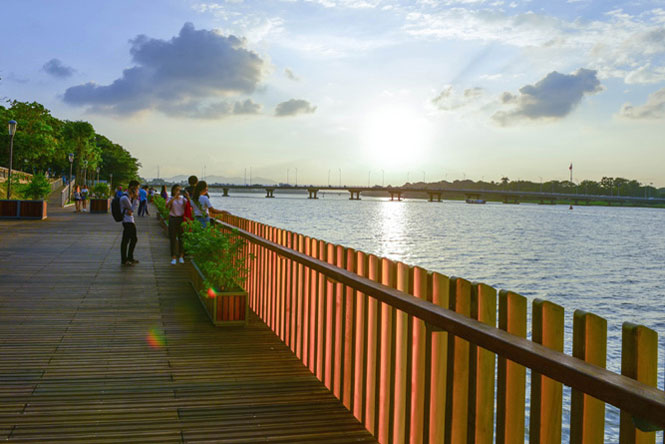 Ngắm Huế từ dòng sông Hương