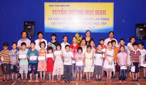 Tổ chức vui Tết thiếu nhi và tuyên dương học sinh giỏi