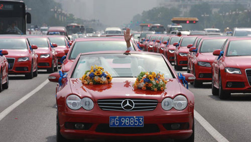 Đại gia rước dâu bằng 35 xe Audi đỏ