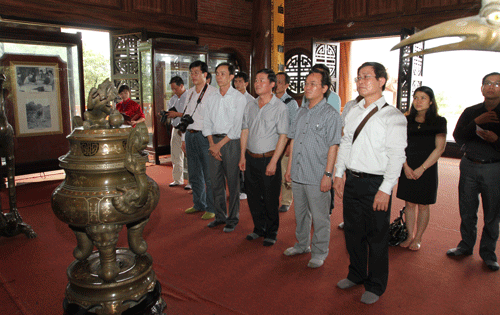 Đoàn cán bộ, phóng viên báo Đảng về nguồn ATK Định Hóa