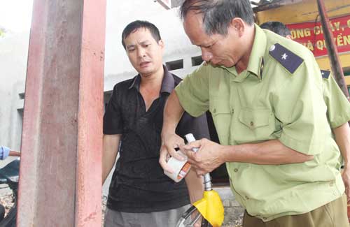 Người dân “tố” đại lý bán xăng lẫn chất lạ