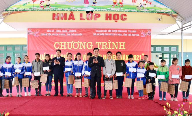 Trao quà cho học sinh nghèo các điểm trường xã Dân Tiến