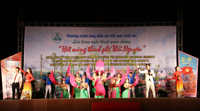 Công diễn các tiết mục xuất sắc Liên hoan nghệ thuật quần chúng