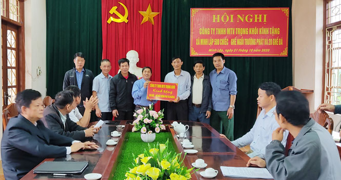 Doanh nghiệp trao quà tặng cho người dân xã Minh Lập