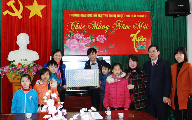 Tặng quà nhân dịp Tết Nguyên đán