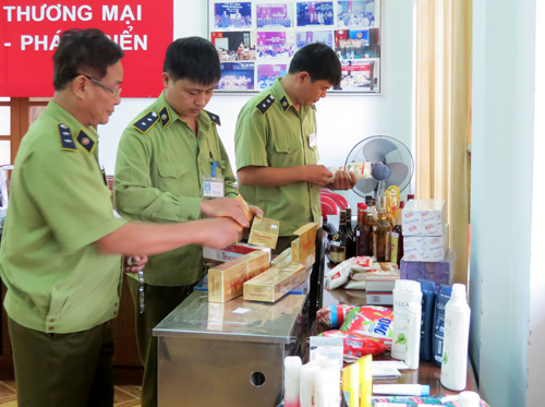 Chuẩn bị mẫu hàng thật - hàng giả hướng dẫn người tiêu dùng