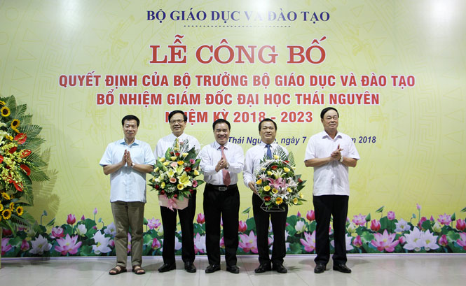  Đồng chí Bùi Xuân Hòa, Phó Bí thư Thường trực Tỉnh ủy, Chủ tịch HĐND tỉnh cùng các đồng chí lãnh đạo UBND tỉnh, Ban Tổ chức Tỉnh ủy tặng hoa chúc mừng tân Giám đốc Đại học Thái Nguyên.