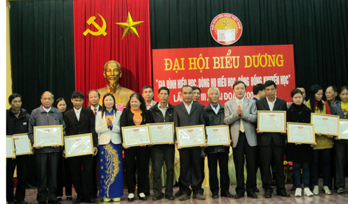 Biểu dương gia đình, dòng họ hiếu học, cộng đồng khuyến học