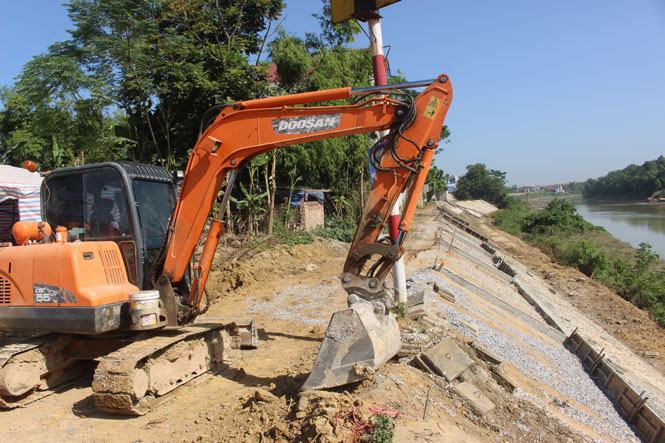 Xây dựng kè chống sạt lở bờ sông Cầu